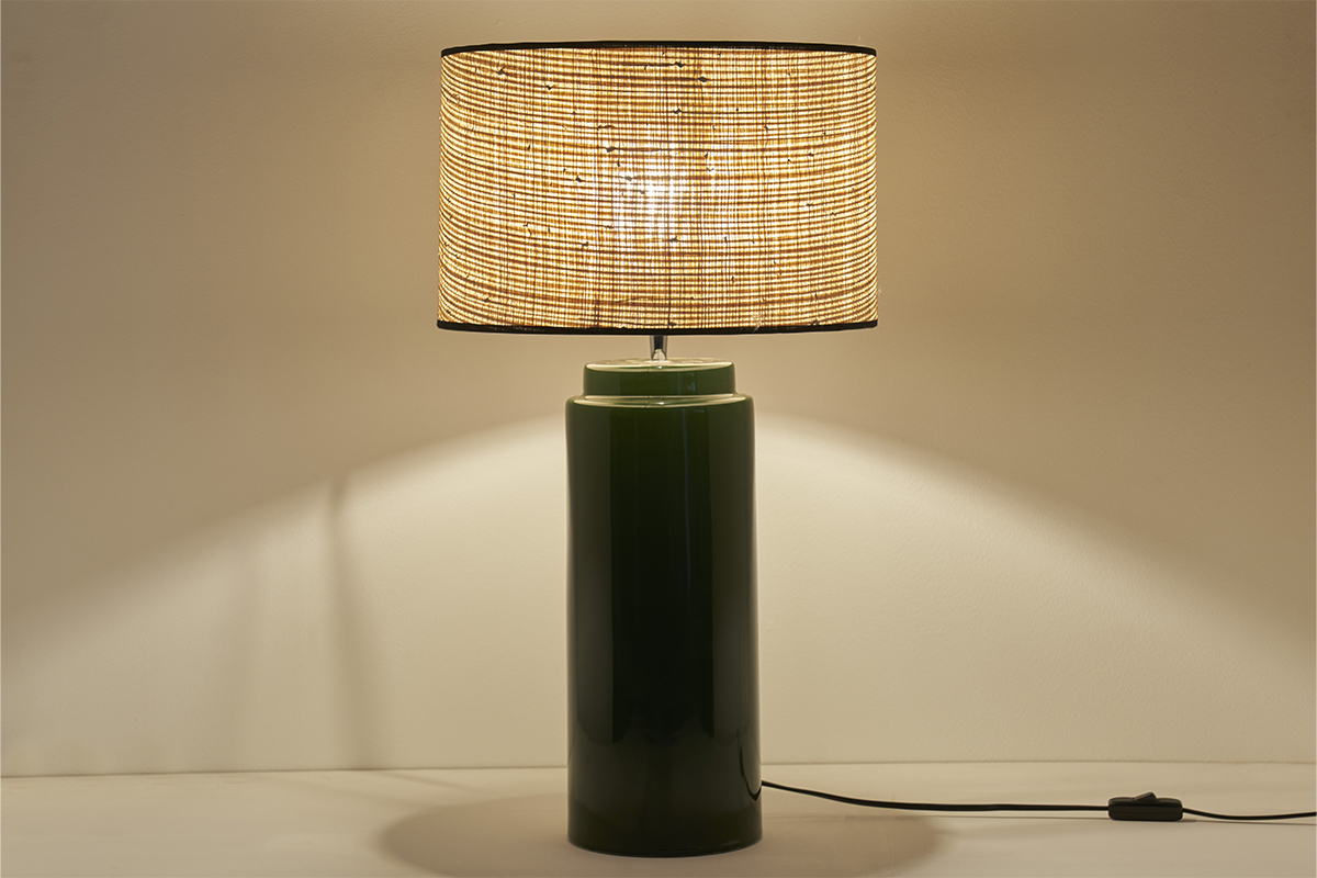 Lampada da tavolo in ceramica smaltata verde e paralume in rafia naturale H64 cm MAJES