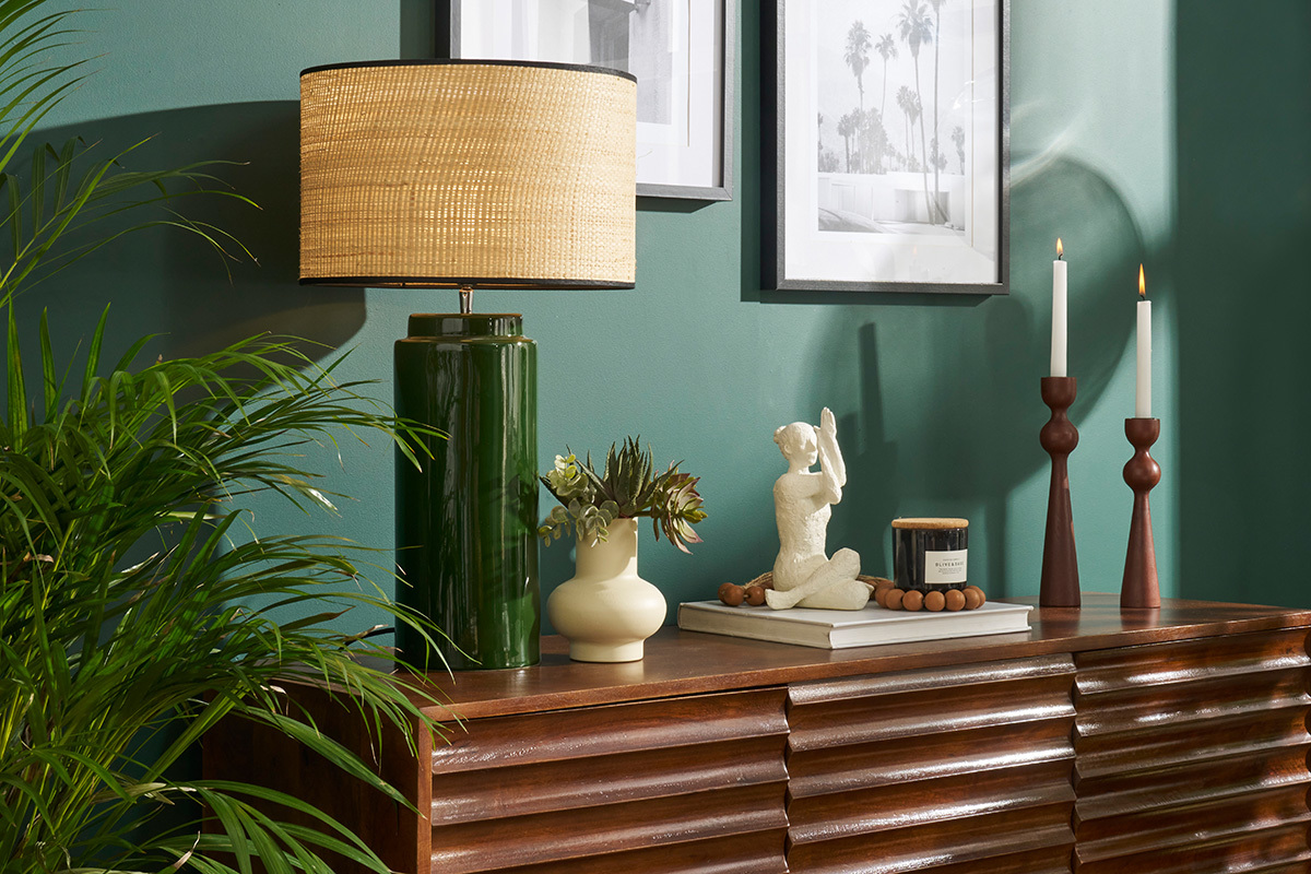 Lampada da tavolo in ceramica smaltata verde e paralume in rafia naturale H64 cm MAJES