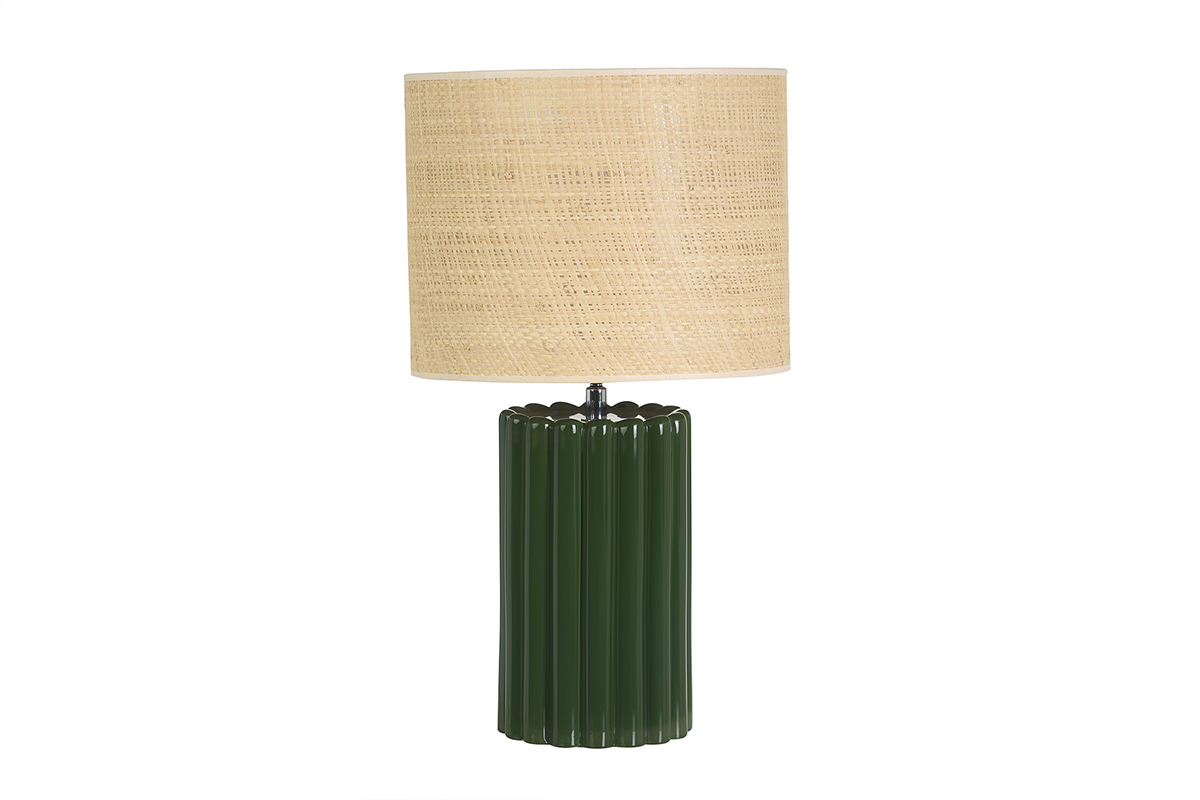 Lampada da tavolo in ceramica smaltata verde scuro con paralume in raphia, H50 cm, vista frontale.
