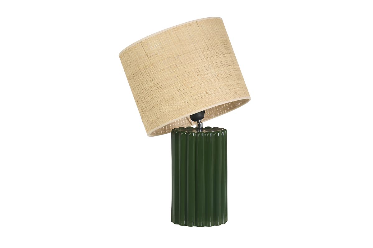 Lampada da tavolo in ceramica verde con paralume in raban, vista di profilo.