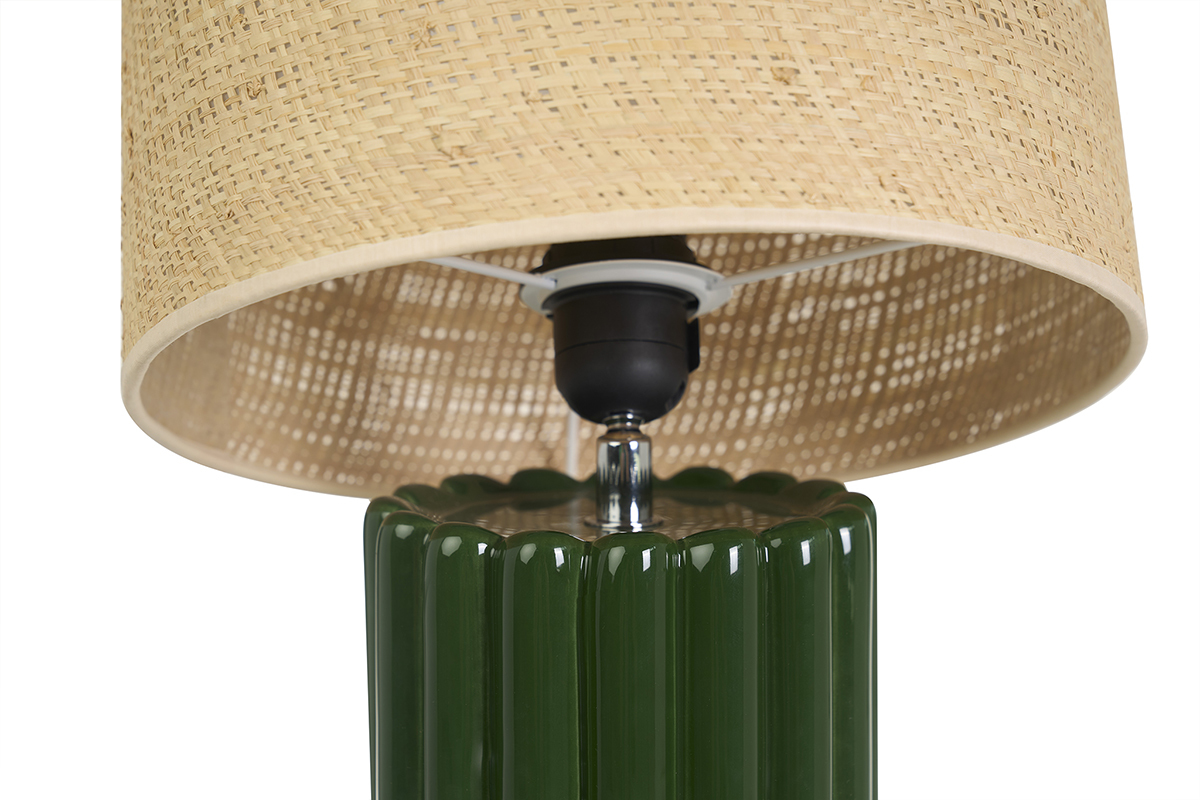Lampada da tavolo in ceramica smaltata verde scuro con paralume in raphia, vista dettagliata.