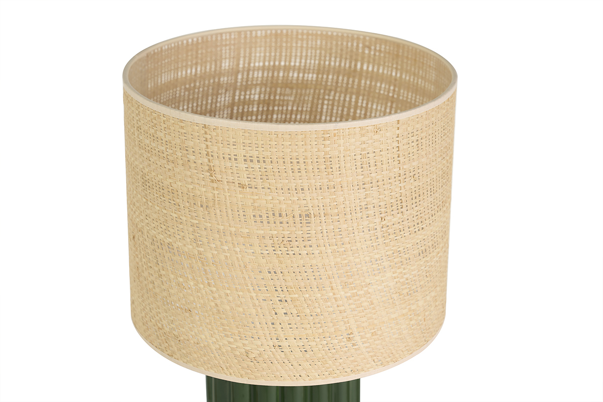 Lampada da tavolo in ceramica smaltata verde scuro con paralume in rafia, vista da vicino.