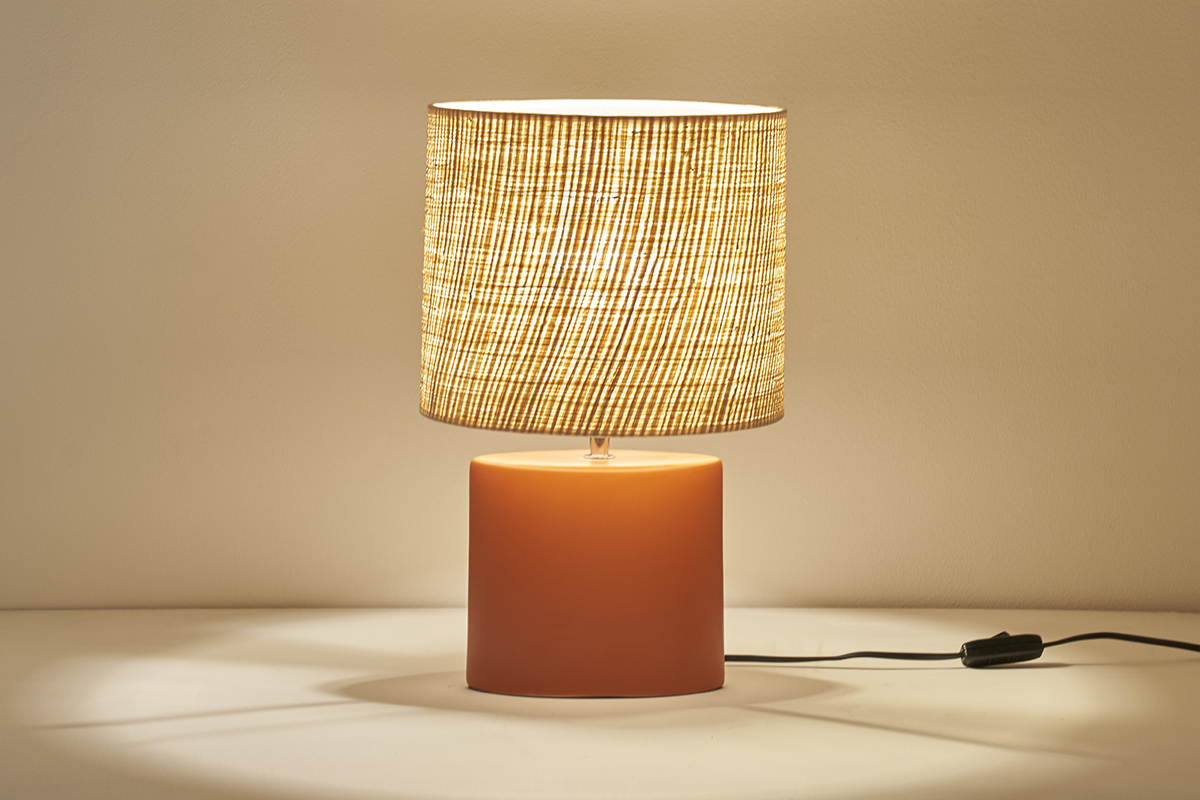 Lampada da tavolo in ceramica terracotta opaco e paralume in rafia naturale H40 m TIGA