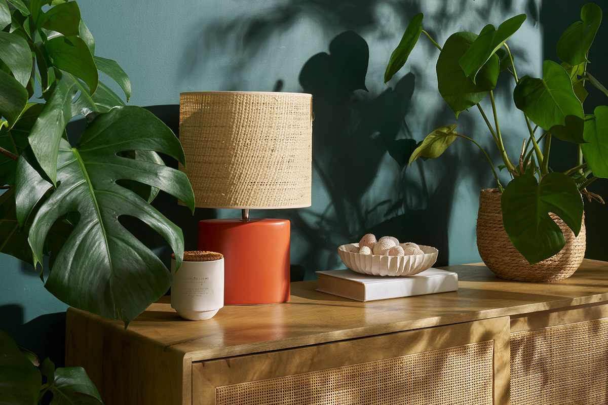 Lampada da tavolo in ceramica terracotta opaco e paralume in rafia naturale H40 m TIGA