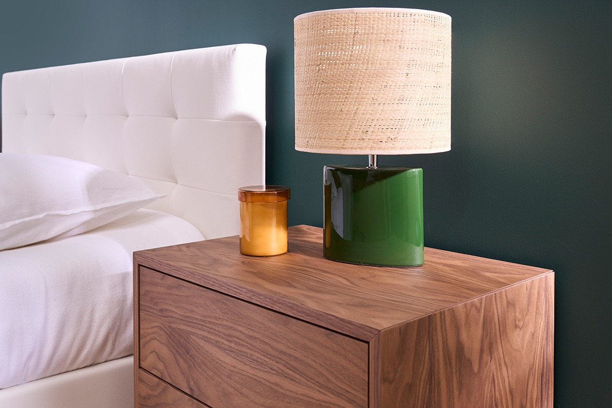 Lampada da tavolo in ceramica verde scuro e paralume in rafia naturale H40 cm TIGA