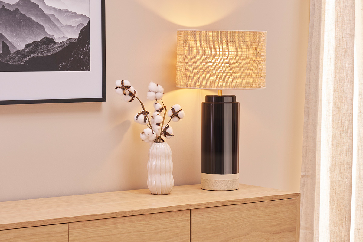Lampada da tavolo nera in ceramica e paralume in rattan H64 cm MAJES