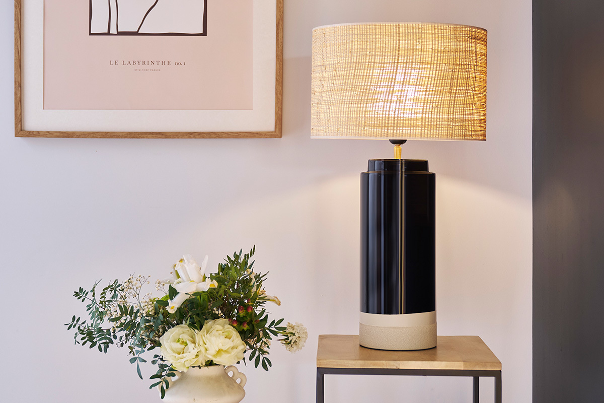 Lampada da tavolo nera in ceramica e paralume in rattan H64 cm MAJES