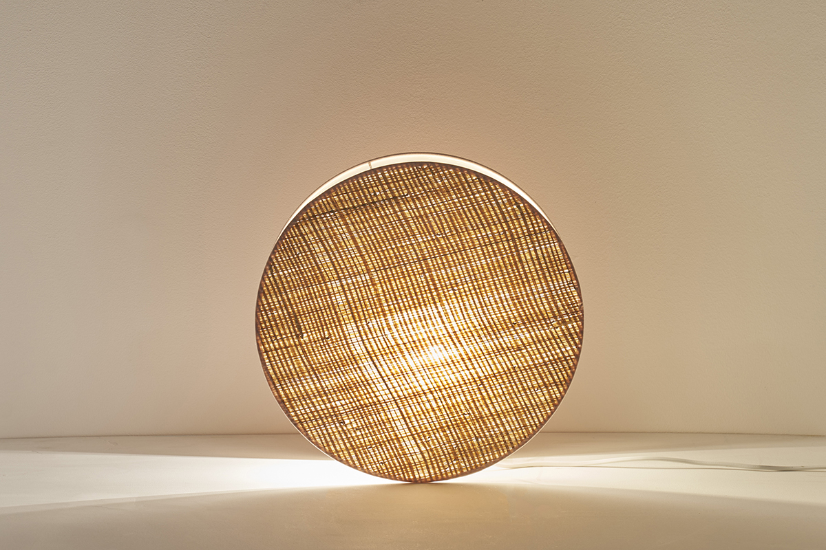 Lampada da tavolo rotonda bi-materiale in tessuto rosa chiaro e fibra di rafia naturale D35 cm VERSO