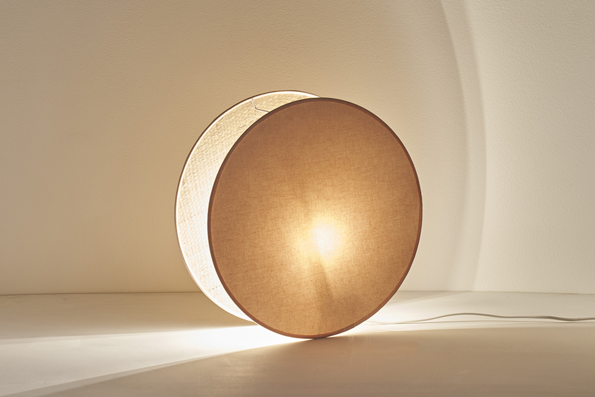 Lampada da tavolo rotonda bi-materiale in tessuto rosa chiaro e fibra di rafia naturale D35 cm VERSO