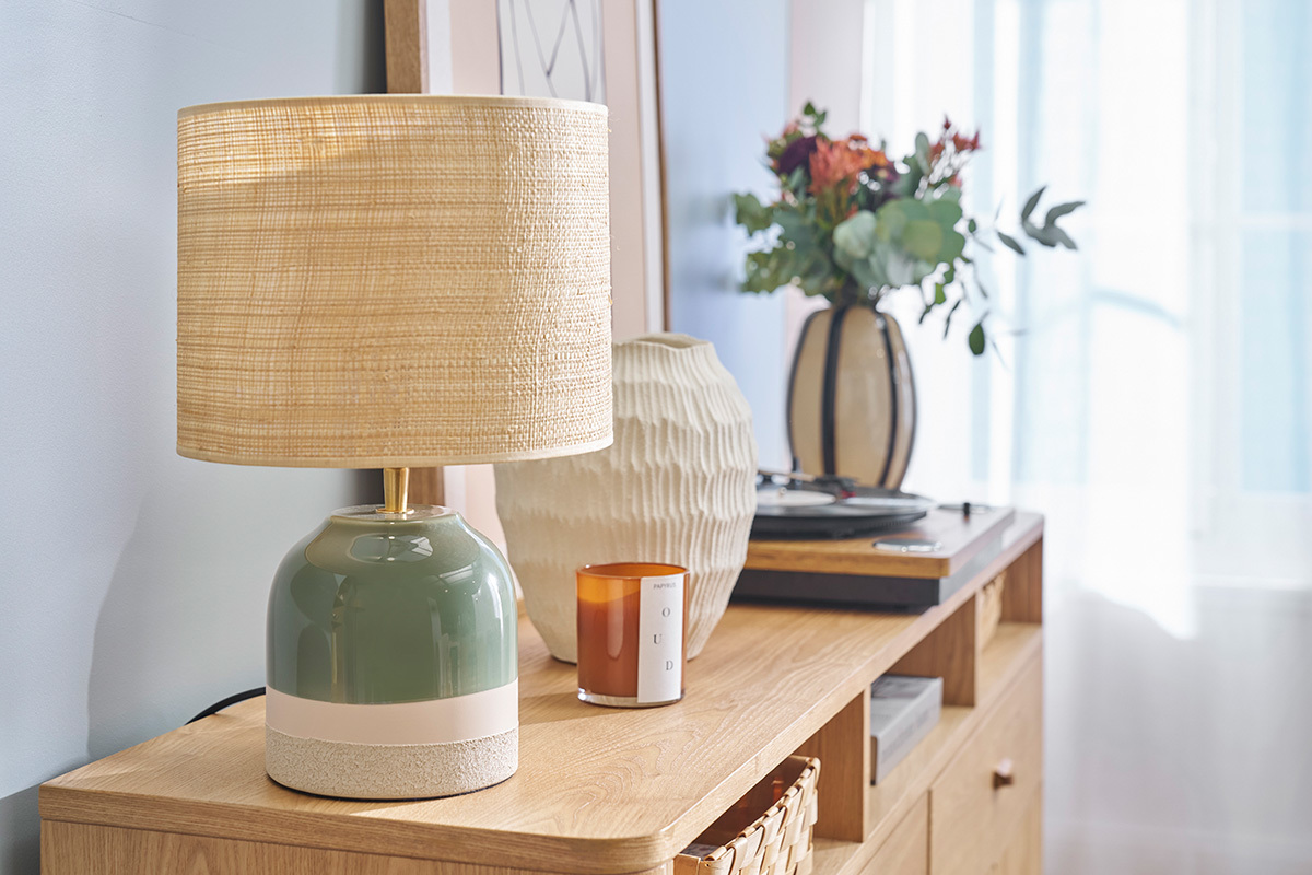 Lampada da tavolo verde in ceramica con paralume in rattan H35 cm PIEGA