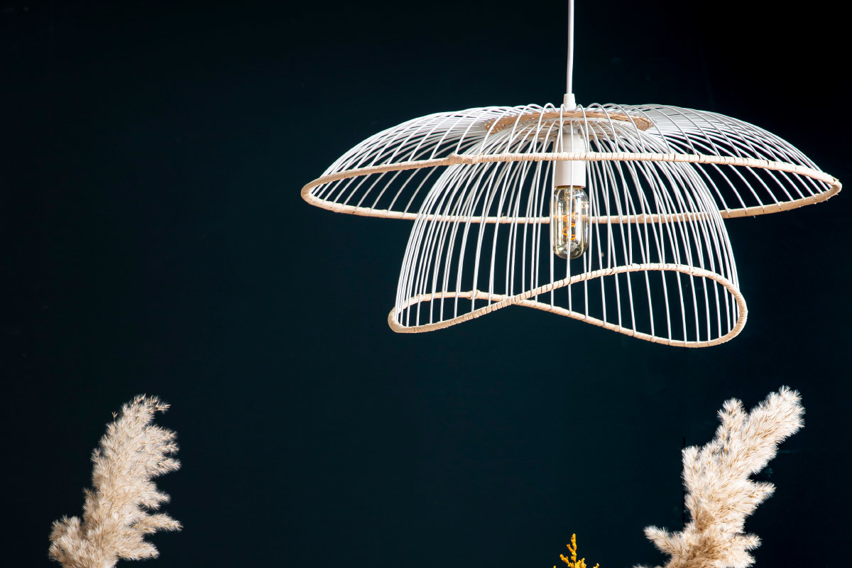 Lampadario in metallo bianco e rattan STEAM