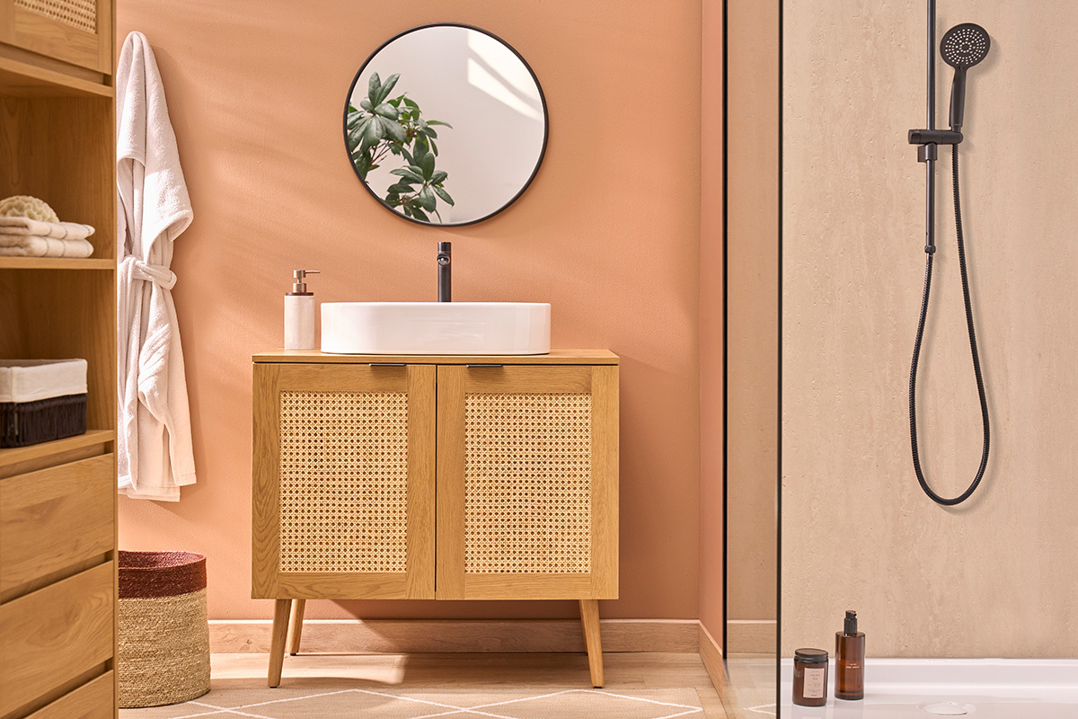 Lavabo ovale in ceramica bianca L52,5 cm YARA su mobile in legno in un bagno moderno.