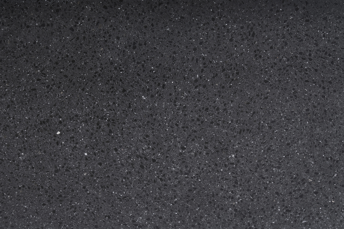 Lavabo quadrato in terrazzo nero, vista ravvicinata, con texture minerale e sfumature variegate.