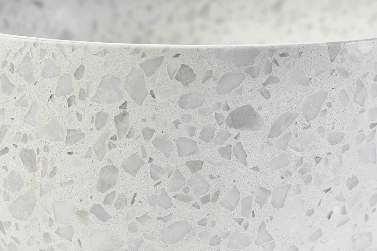 Lavabo rotondo in terrazzo grigio, vista ravvicinata dei dettagli minerali e delle texture