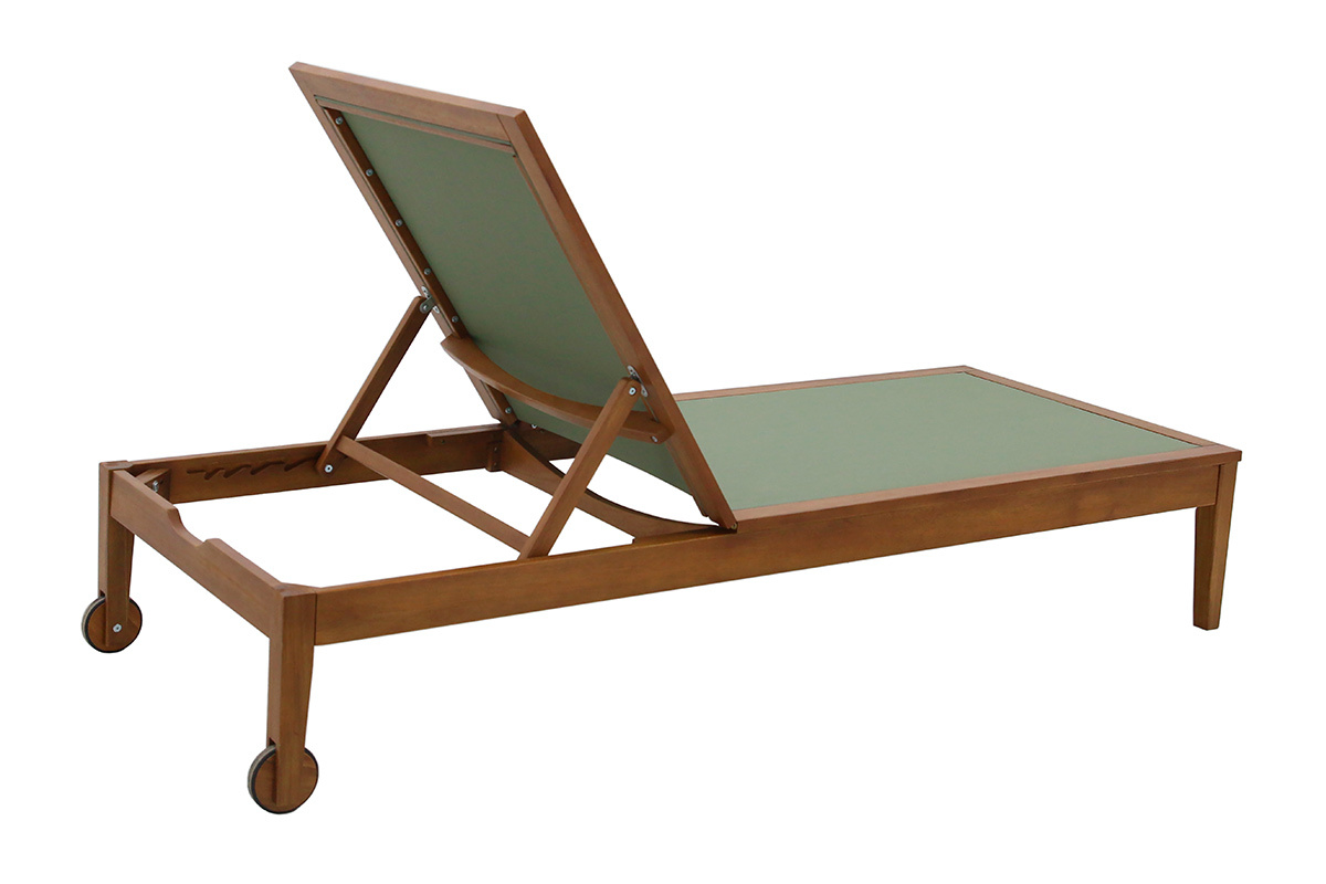 Lettino da sole in legno massiccio con tessuto kaki, vista laterale, ruote e schienale reclinabile.
