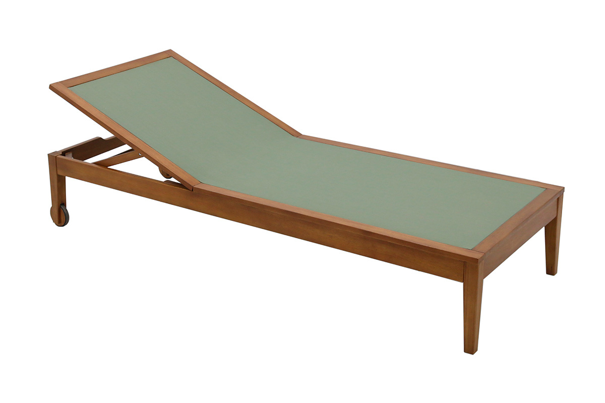 Lettino da sole in legno massiccio con tela verde militare, inclinato, vista da 3/4.