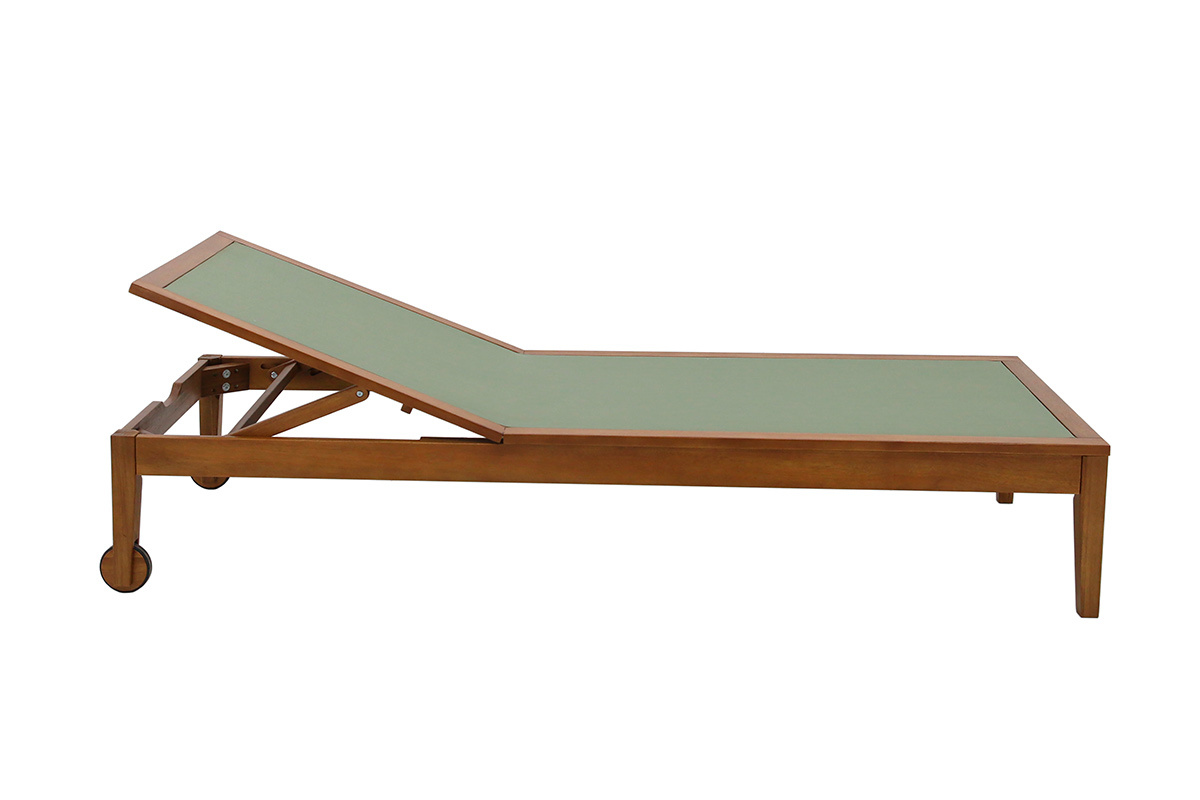 Lettino prendisole in legno massiccio e tela verde kaki, vista di lato.