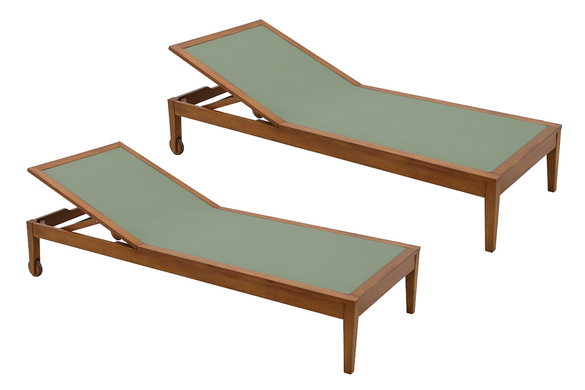 Due lettini verde kaki con struttura in legno, vista da tre quarti.