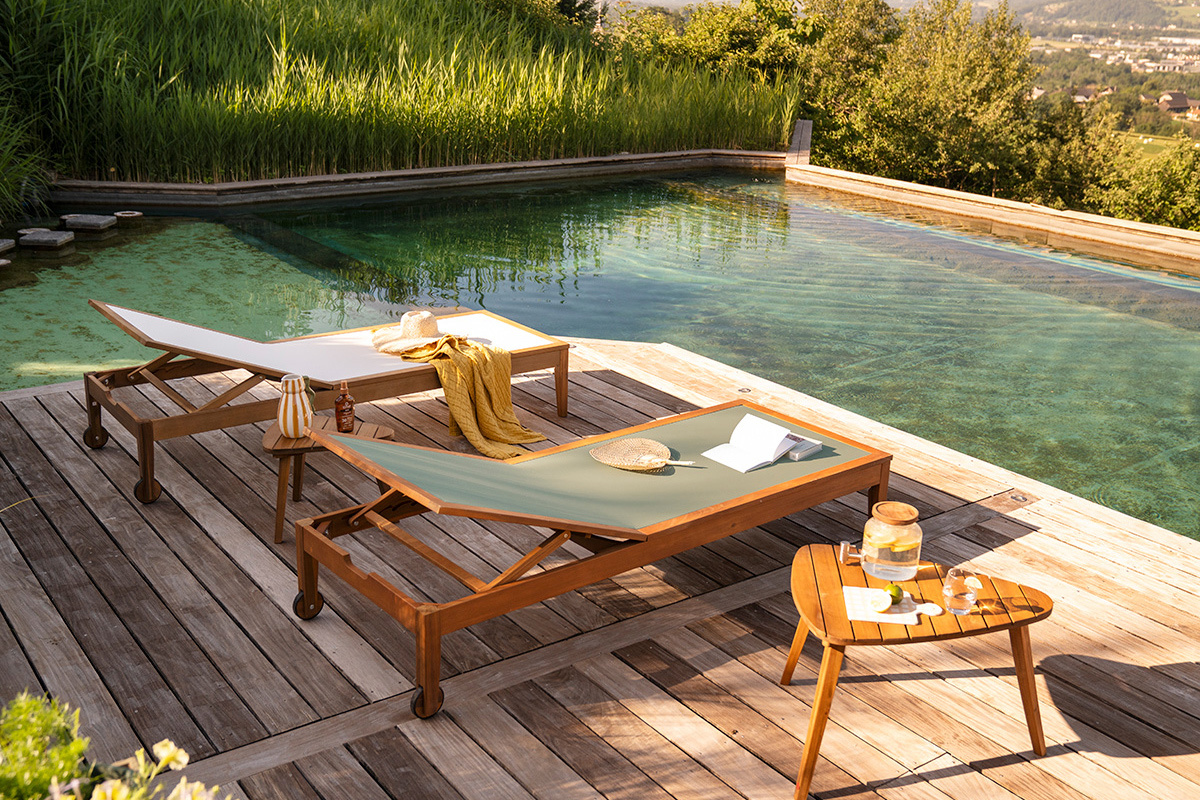 Lettino da sole verde kaki e legno massiccio NAVEEN