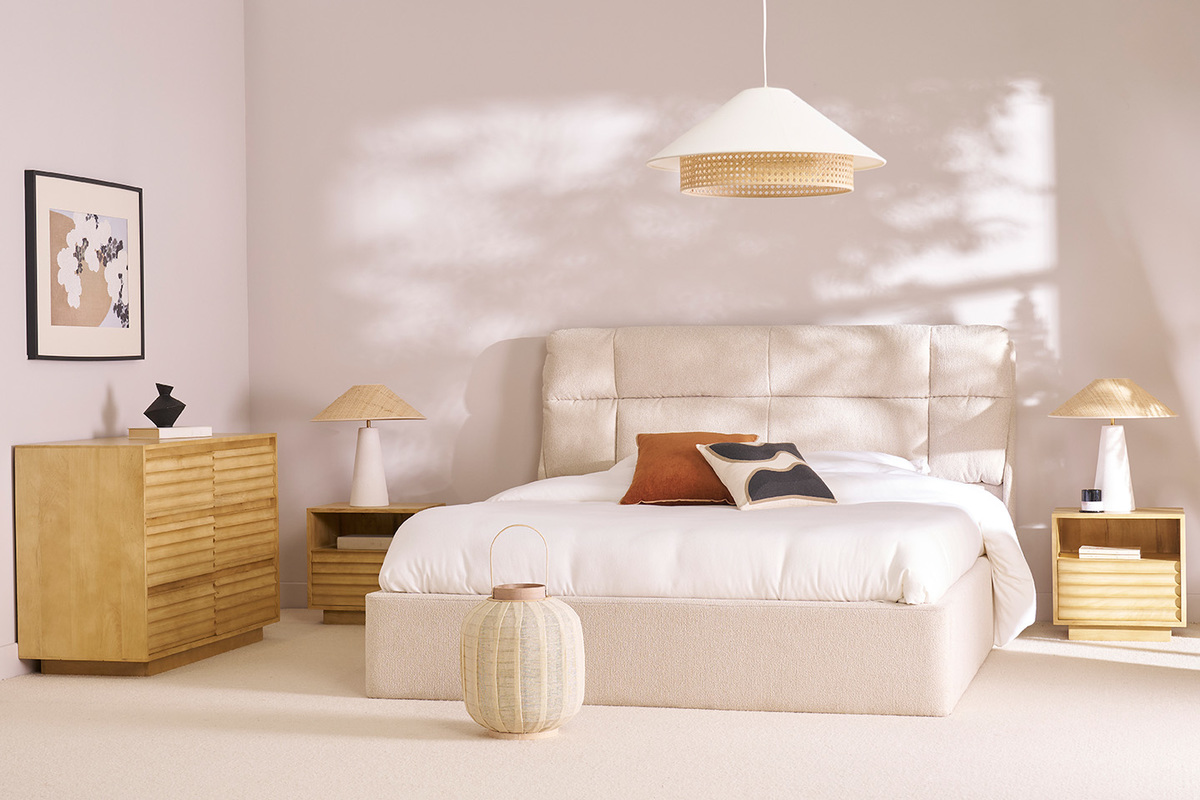 Letto contenitore HONO in una camera da letto con comodini e lampada a sospensione, vista frontale.