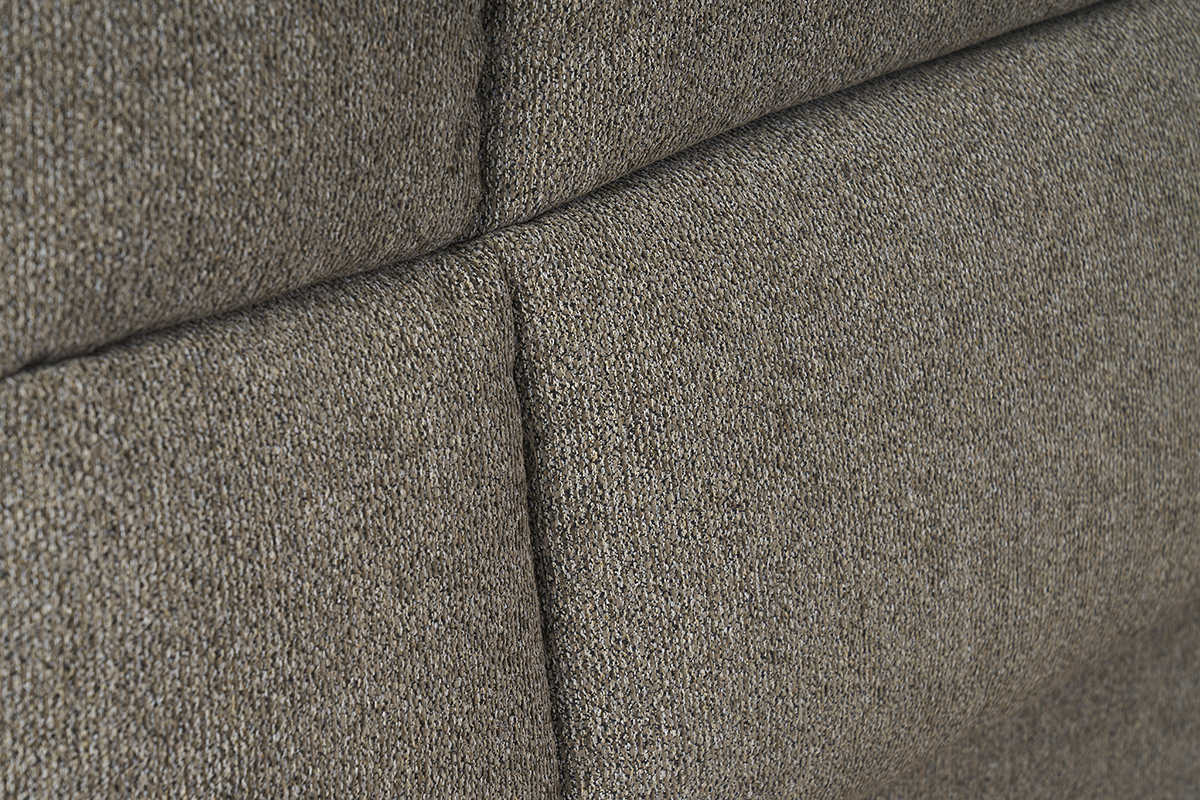 Primo piano del tessuto testurizzato color taupe del letto contenitore HONO, vista dettagliata.