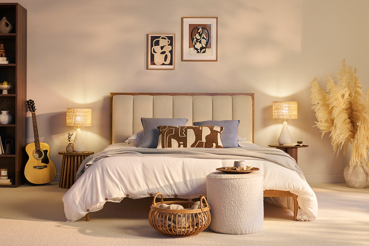 Letto matrimoniale 160x200 cm in legno chiaro e tessuto grigio chiaro RONN