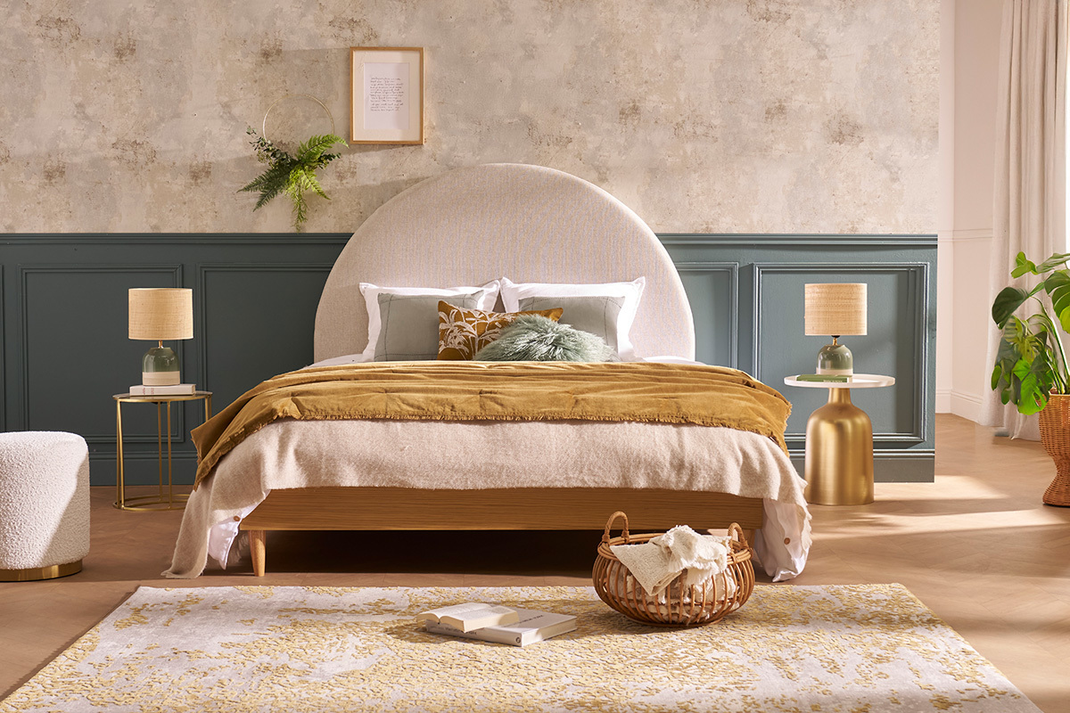 Letto matrimoniale 160x200 cm in legno, con decorazione e accessori in una camera elegante.