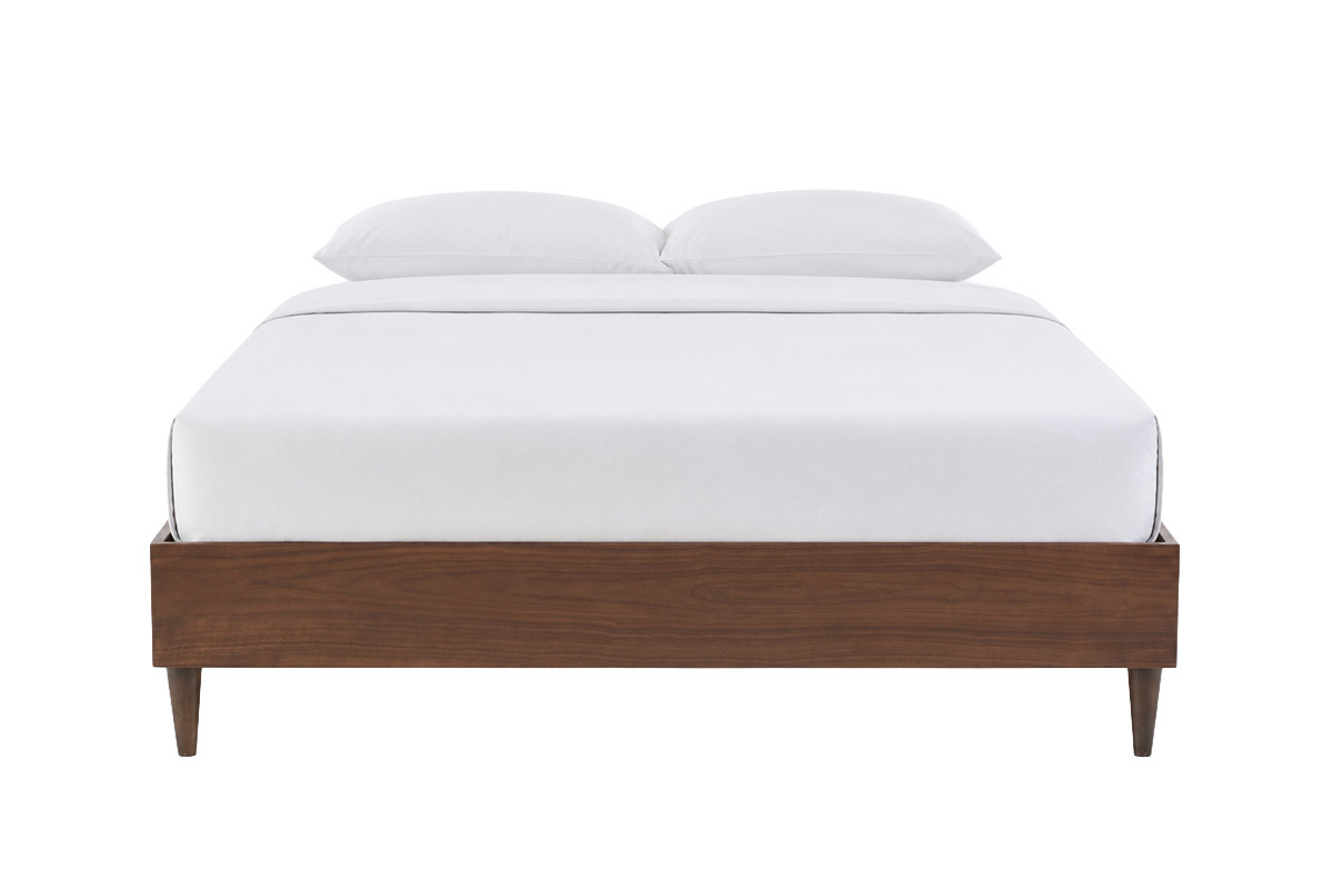 Letto matrimoniale 160x200 cm in legno scuro, vista frontale con materasso e cuscini bianchi.