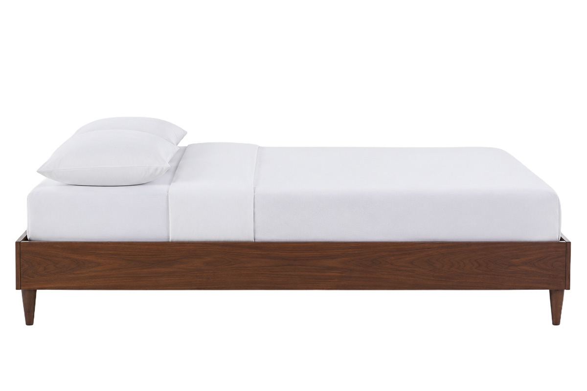 Letto matrimoniale 160x200 cm in legno scuro, vista laterale, con materasso bianco e cuscini.