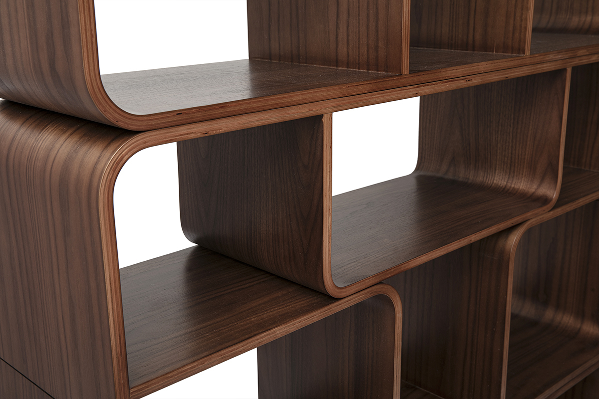 Dettaglio di libreria in noce scuro con design arrotondato e scaffali aperti.
