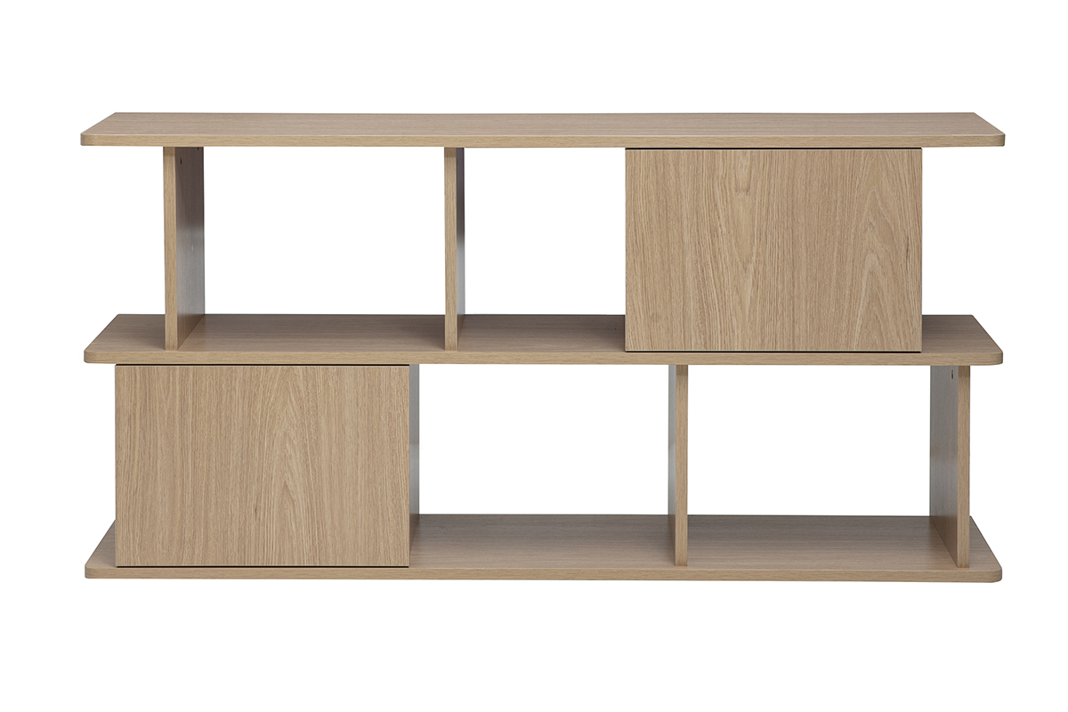Libreria bassa in legno chiaro di quercia con vani contenitori, vista frontale, lunga 140 cm.