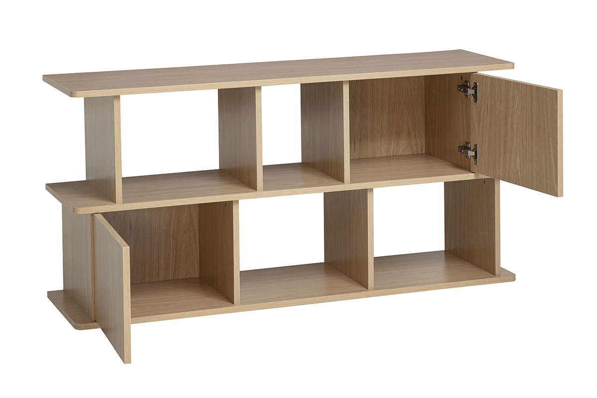 Libreria bassa in legno chiaro di rovere con vani contenitori, vista in 3/4, porte chiuse e aperte.
