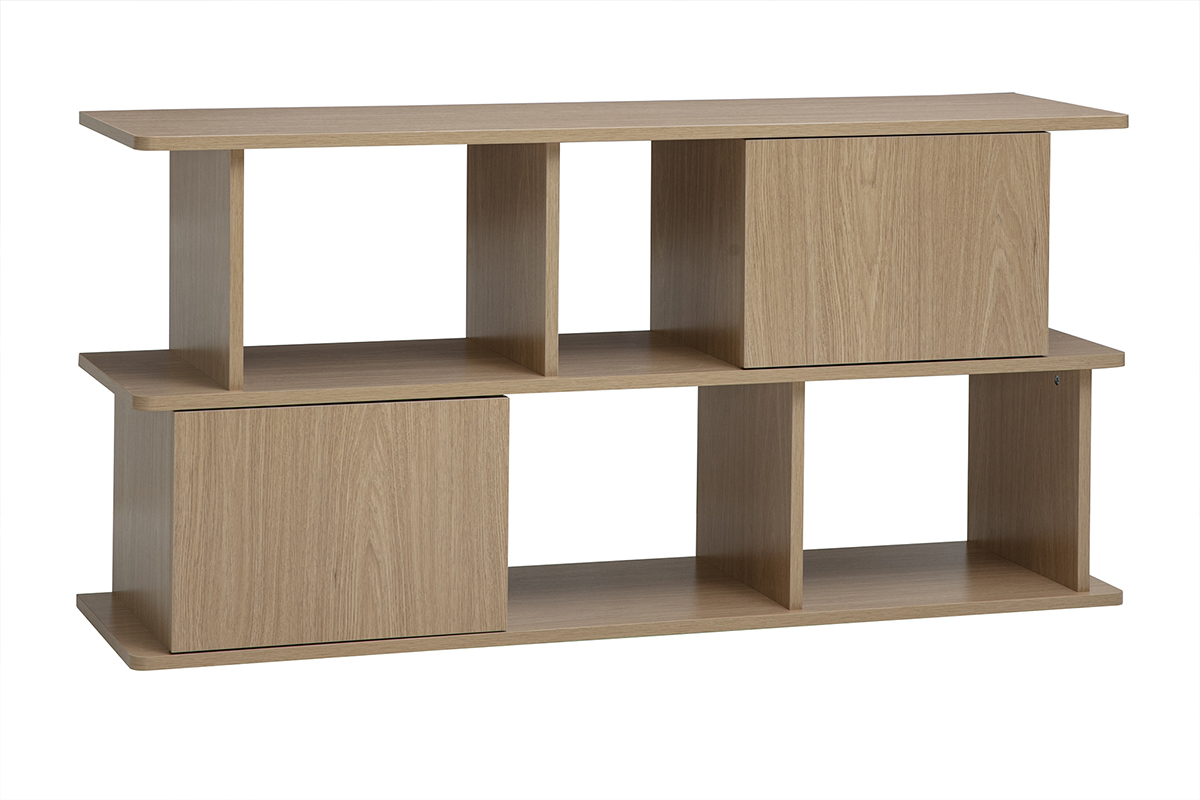 Libreria bassa JANICE in legno chiaro rovere, vista a 3/4 con vani aperti e chiusi.