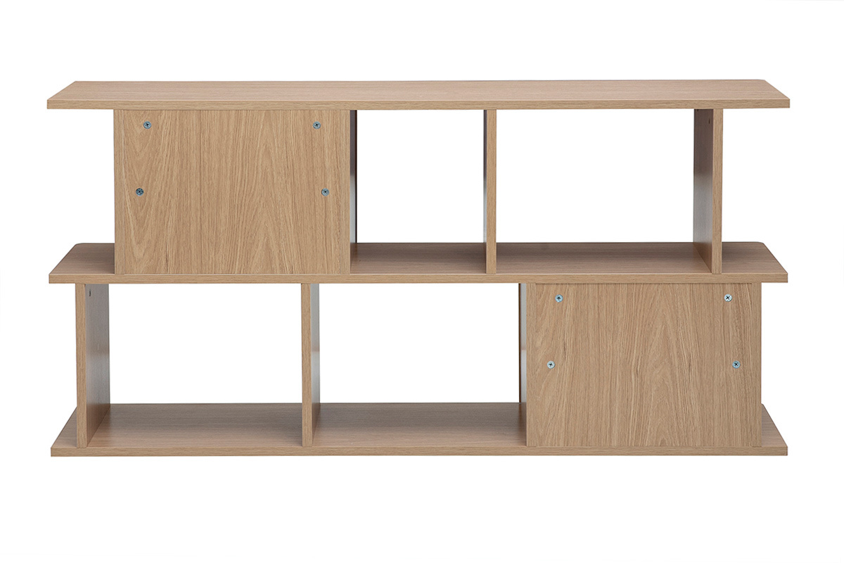 Libreria bassa in legno chiaro di quercia con vani contenitori, vista posteriore, larga 140 cm.