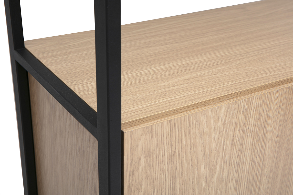 Primo piano di una libreria con struttura in metallo nero e legno chiaro di quercia.