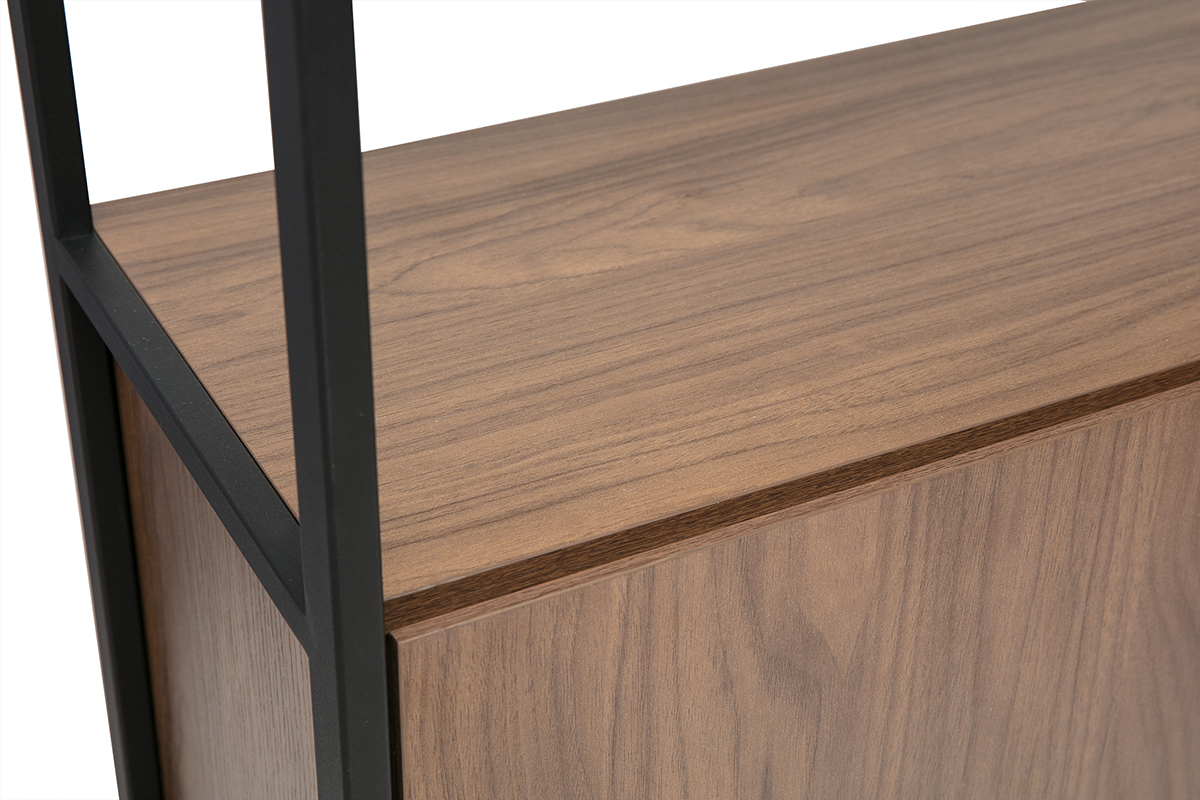 Dettaglio libreria MAXENCE finitura legno scuro noce e metallo nero.