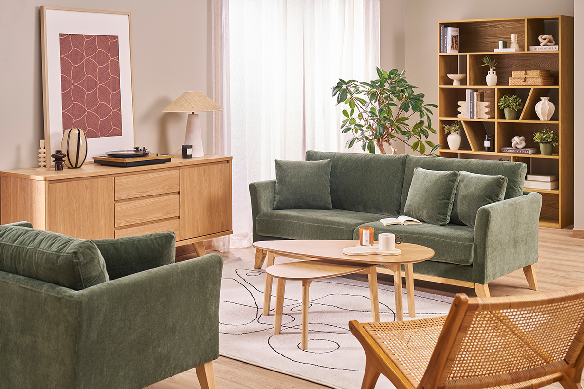 Soggiorno con libreria design in legno AZTECO, divano verde, e mobile TV in legno chiaro.