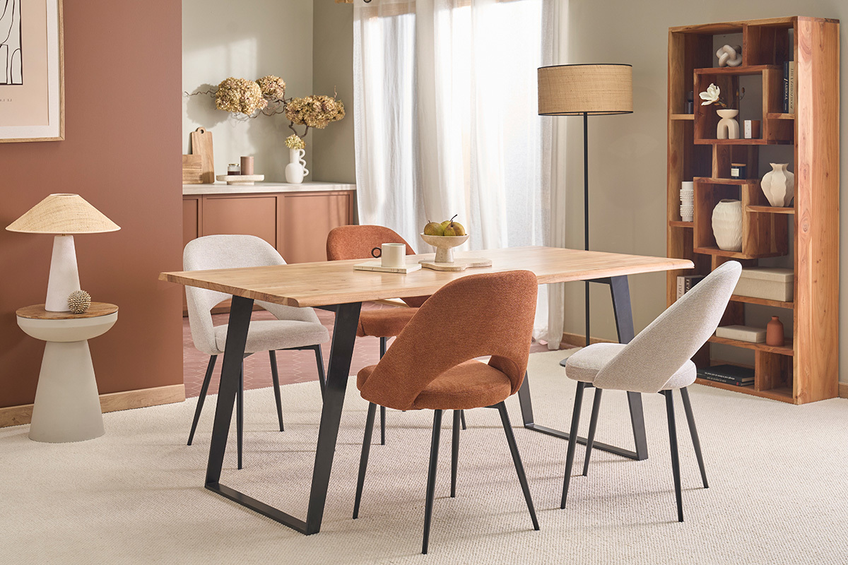 Libreria in legno massiccio CHAPMAN in una sala da pranzo moderna con tavolo e sedie.