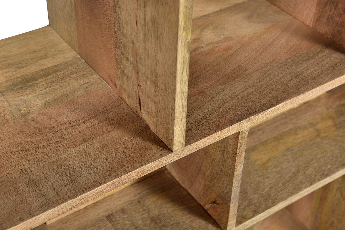 Primo piano sugli scaffali in legno massiccio della libreria RUPAH.