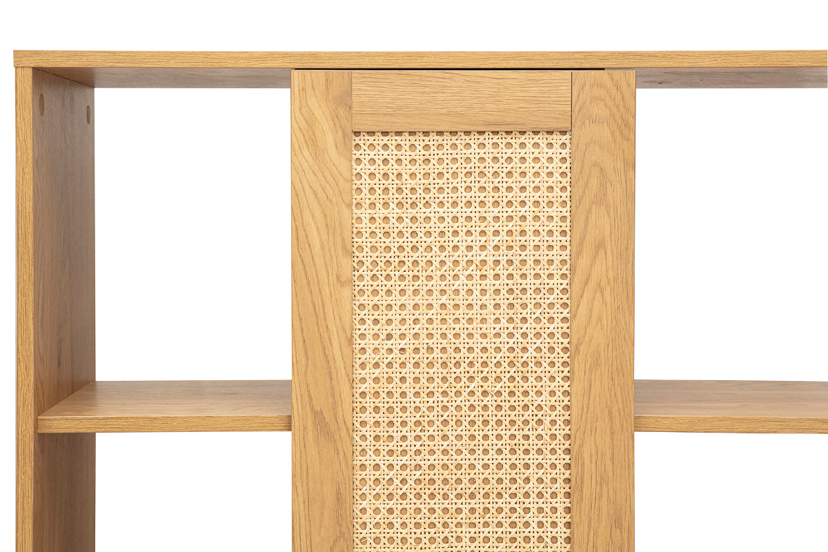 Primo piano su libreria in legno chiaro con pannello in rattan intrecciato, scaffali visibili.