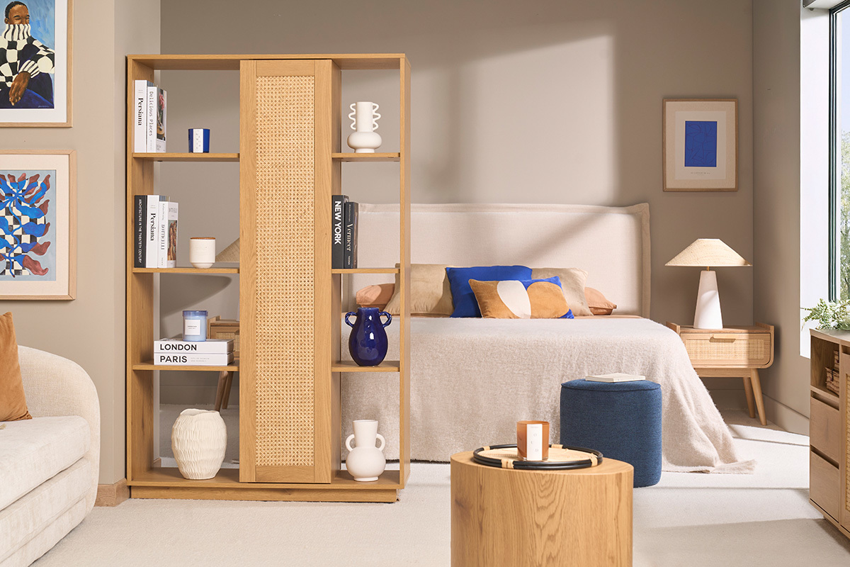 Libreria separatrice con ripiani in finitura legno chiaro rovere e intreccio di rattan L100 cm ALICANTE