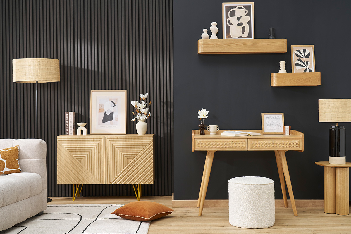 Interno scandinavo con mensole da muro in legno scuro su parete, mobili abbinati, decorazione minimalista.