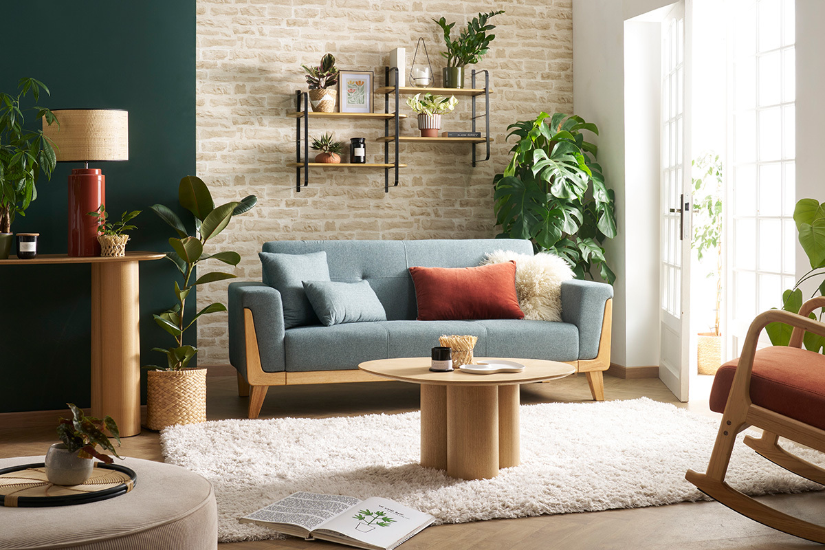 Mensola da parete in legno di mango e metallo nero, vista d'insieme in un soggiorno moderno.