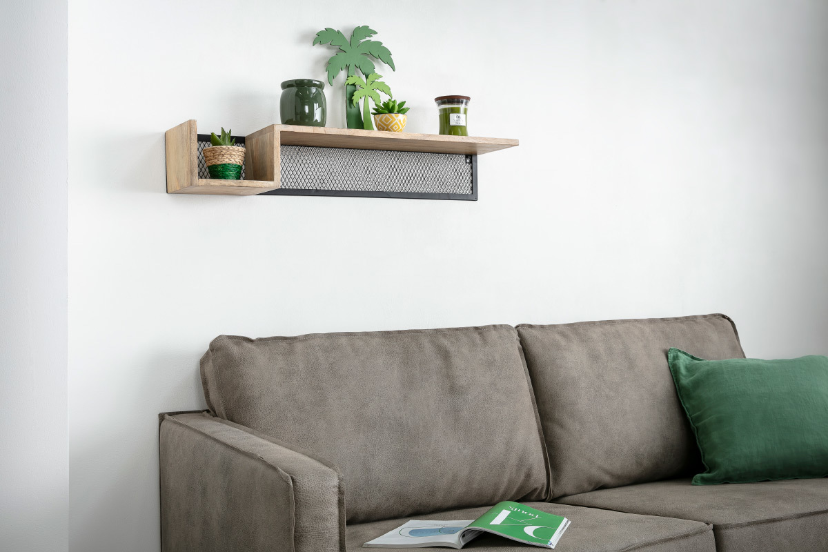 Mensola da parete in legno di mango e metallo nero, piante e oggetti decorativi, vista laterale.