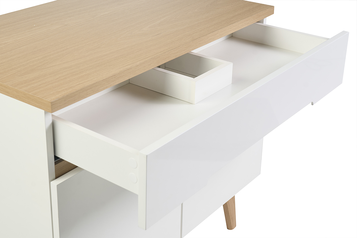 Mobile da bagno bianco laccato con cassetto aperto e piano in legno chiaro, vista dall'alto.