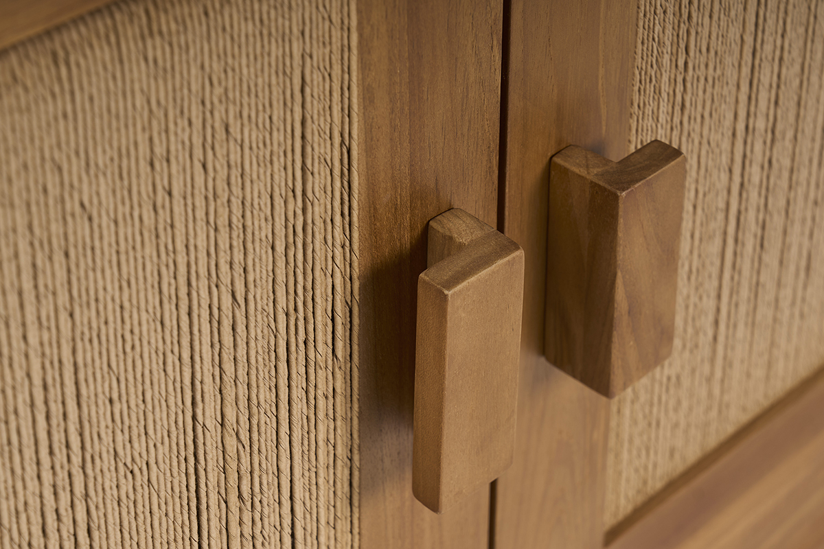 Dettaglio delle maniglie sul mobile da bagno in legno teak e corda intrecciata.