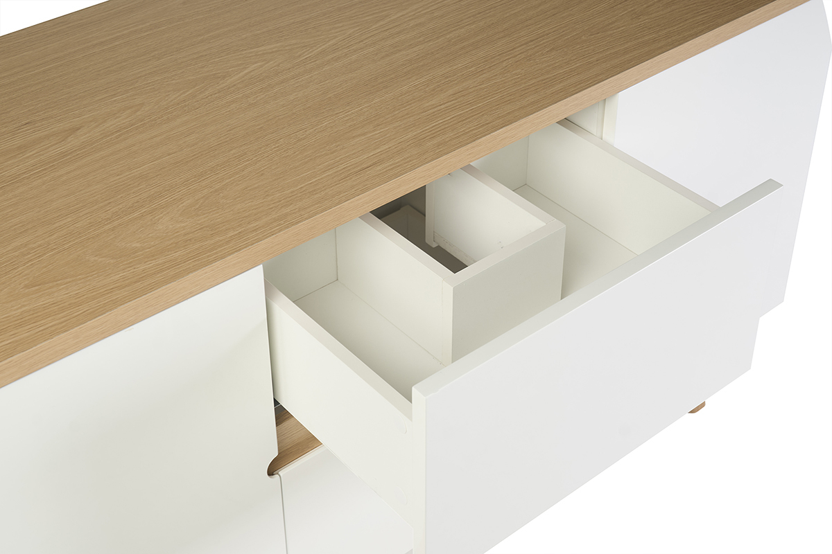 Mobile da bagno bianco laccato con piano in legno chiaro, cassetti aperti, vista dall'alto
