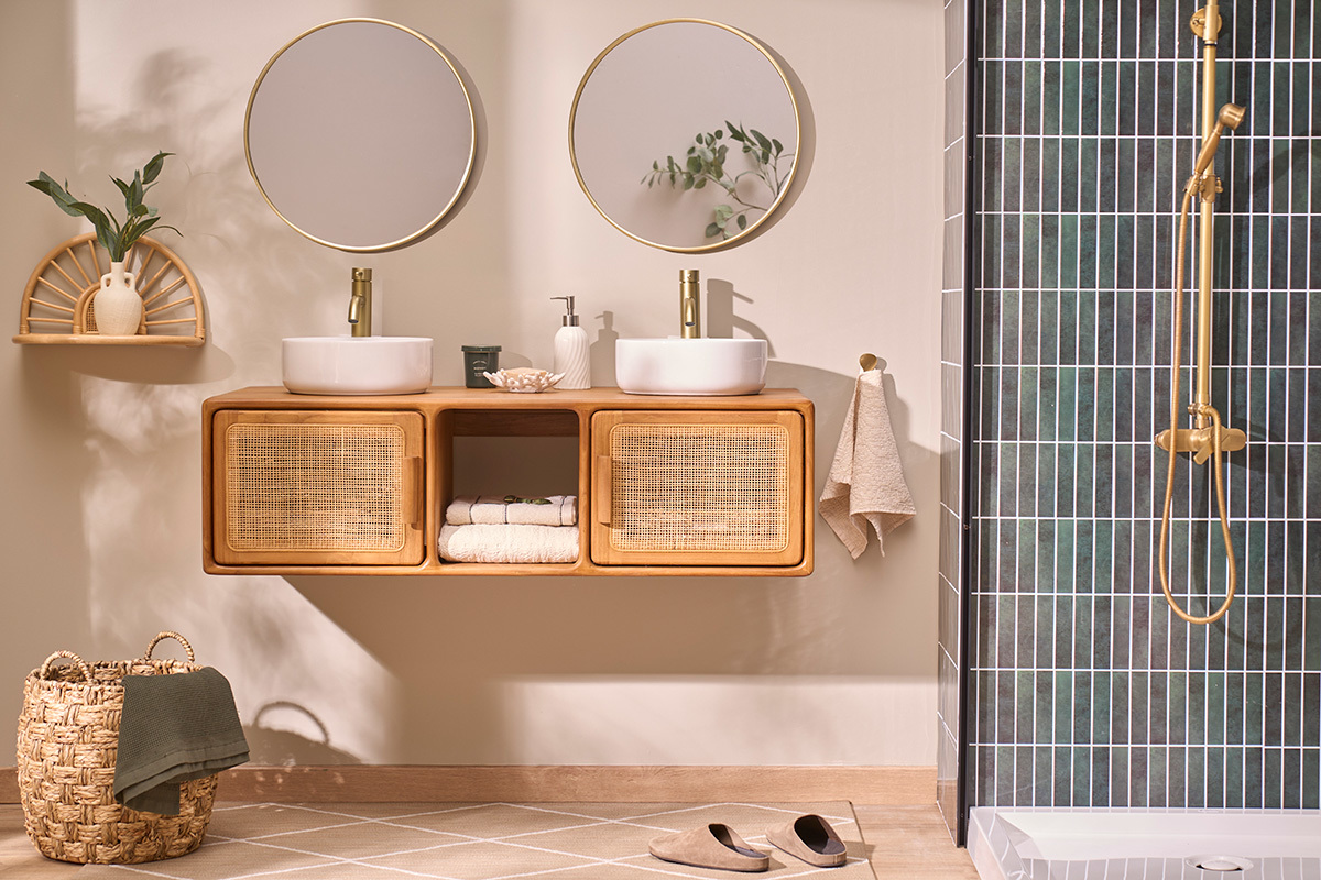Mobile da bagno sospeso BALIA in teak massello e cannage, vista frontale con lavabi e accessori.