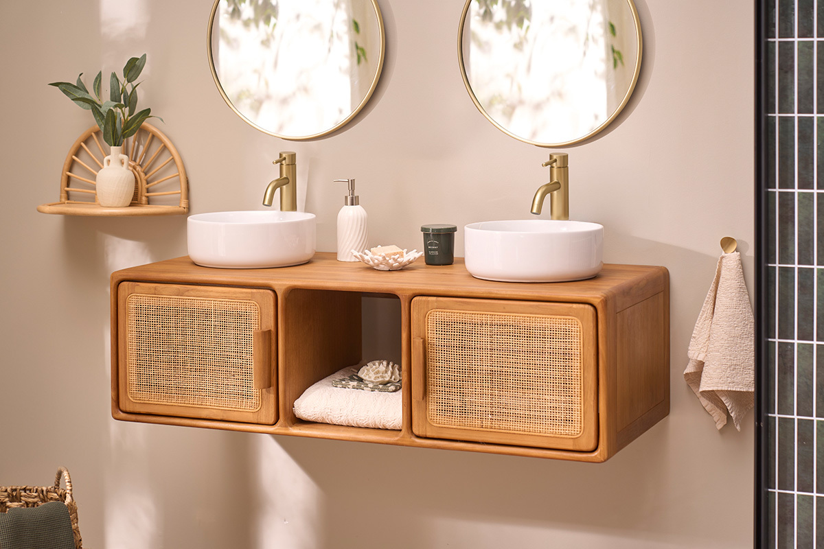 Mobile da bagno sospeso in teak massello con intreccio in rattan, due lavabi e vani portaoggetti, vista frontale.