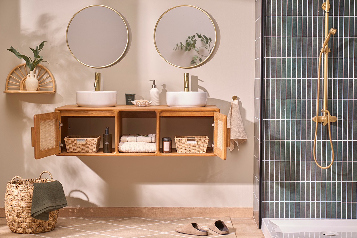 Mobile da bagno sospeso in teak massello e cannage in rattan, con due armadietti e nicchia aperta.